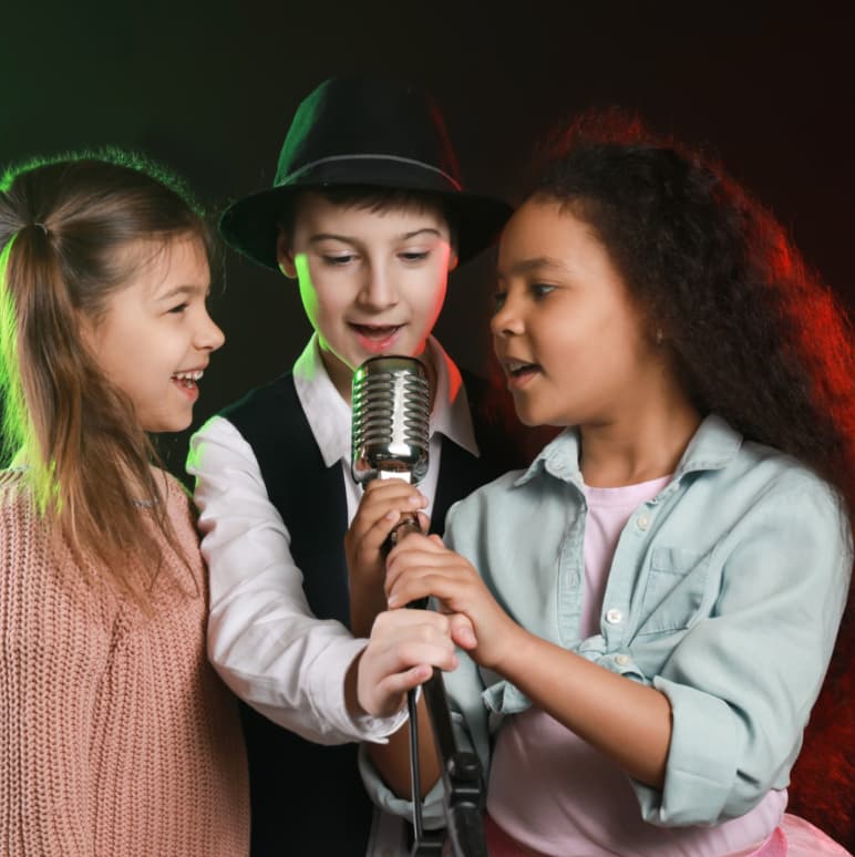 Children singing at CogniMusica