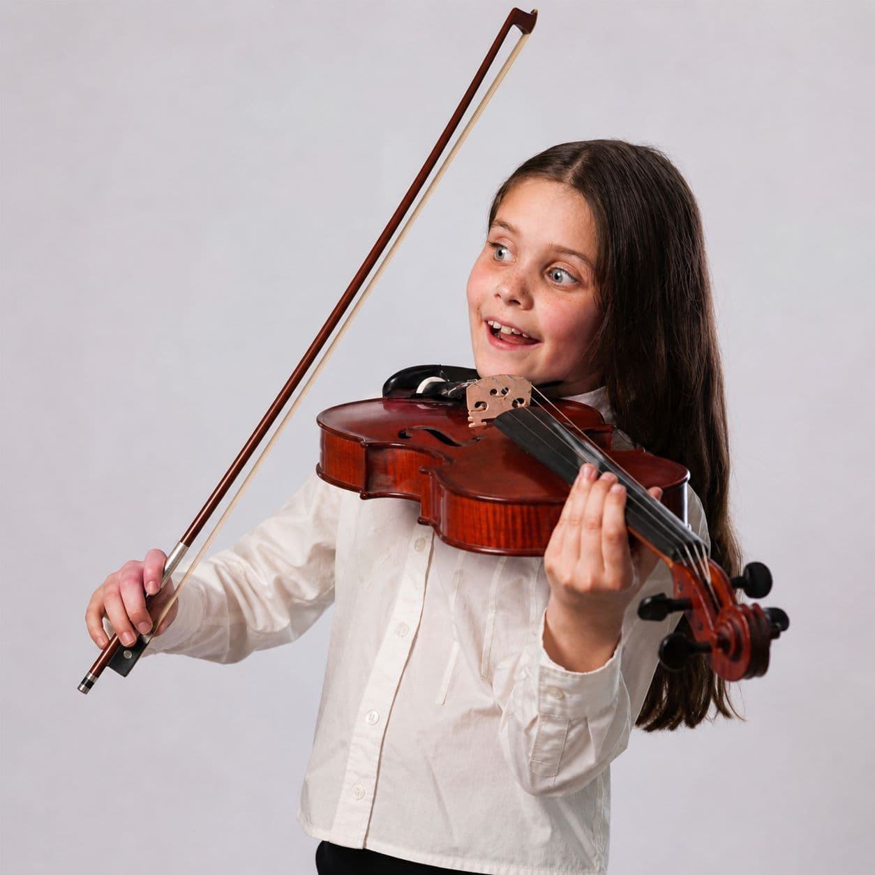 Child playing viola at CogniMusica